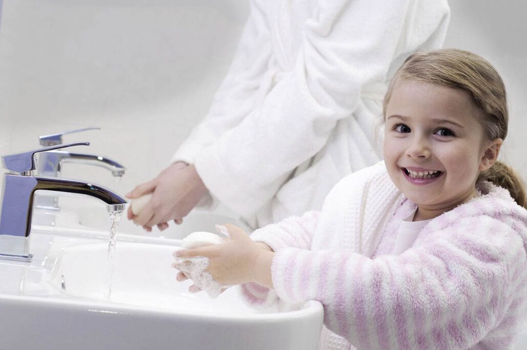 Lavage des mains pour prévenir l'infection par les vers