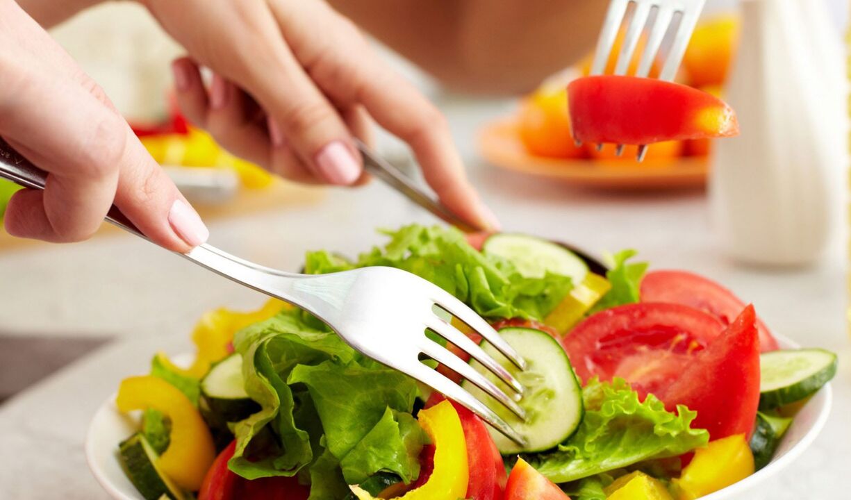 Salade de légumes tout en éliminant les parasites